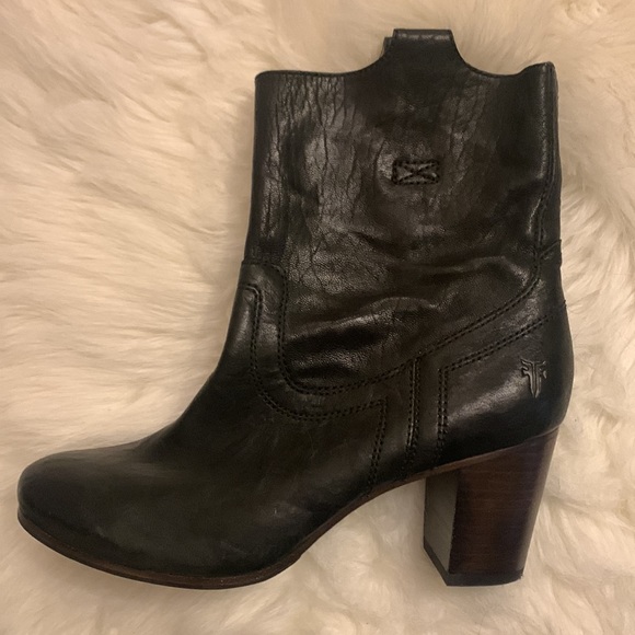 Frye black leather boots size 8 very gently used - Picture 8 of 16